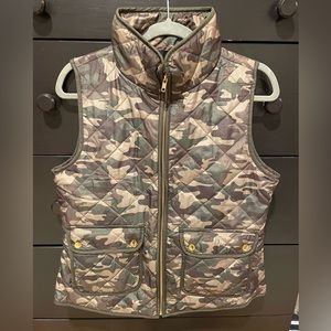 Camouflage vest with coral lining